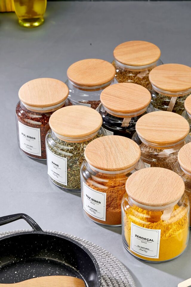 Ahşap Kapaklı Etiketli 500 ml 12 Adet Kavanoz Ve 12 Adet Mini Baharat Kaşığı 24 Parça Baharat Seti