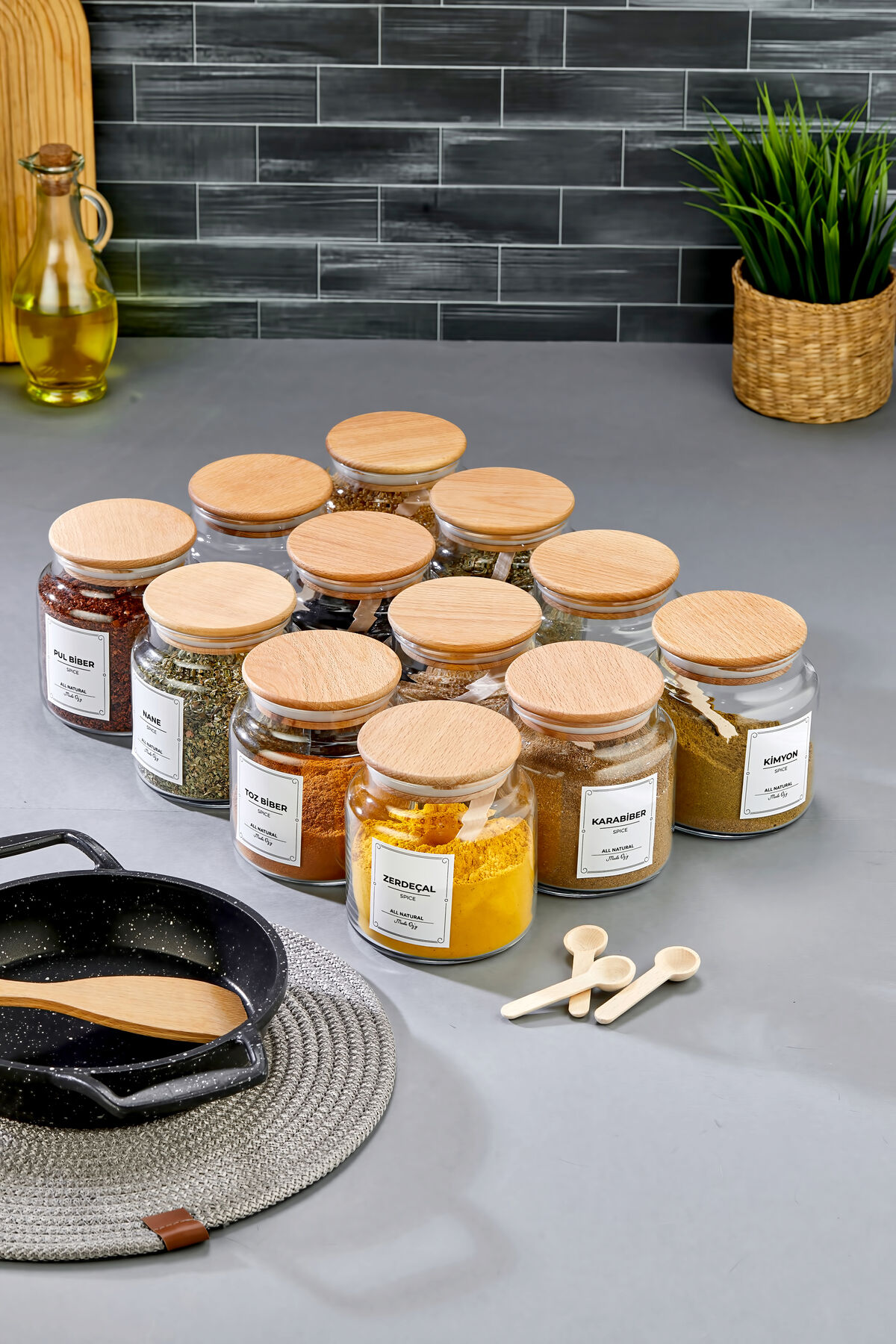 Ahşap Kapaklı Etiketli 500 ml 12 Adet Kavanoz Ve 12 Adet Mini Baharat Kaşığı 24 Parça Baharat Seti