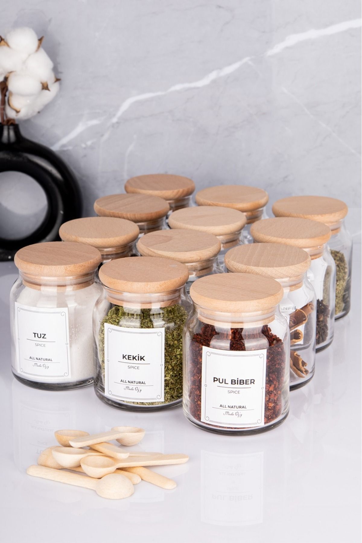 Etiketli Ahşap Kapaklı 300 ml 12 Adet Kavanoz Ve 12 Adet Mini Baharat Kaşığı - 24 Parça Baharat Seti