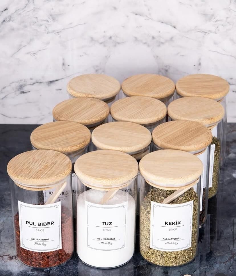 12'li Etiketli 250 ml Bambu Vakum Kapaklı Borosilikat Cam Baharatlık Saklama Kabı Seti(Kaşık Dahil)