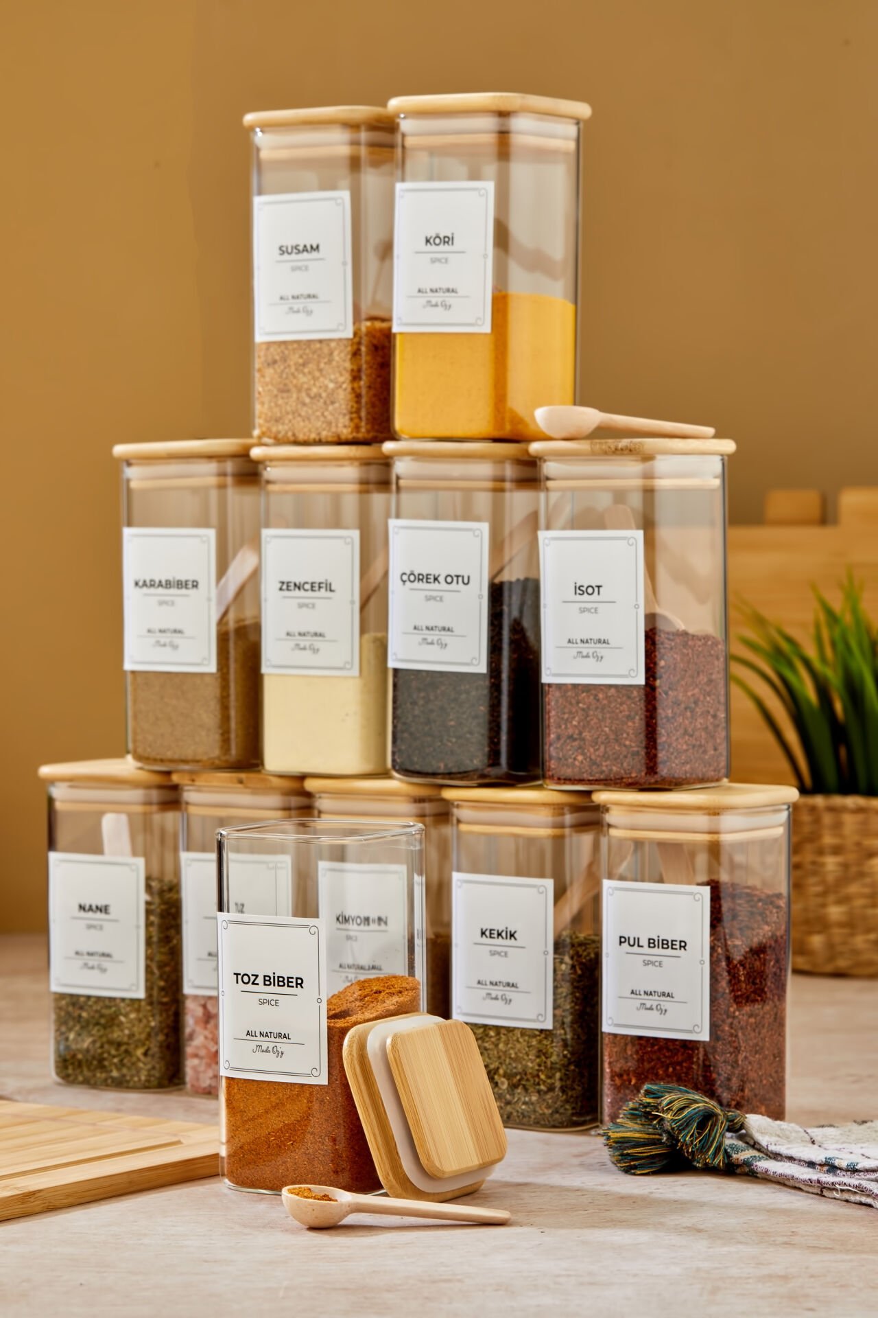 12'li Etiketli 300ml  KARE Bambu Vakum Kapaklı Borosilikat Cam Baharatlık Seti Kaşıklı Etiketli