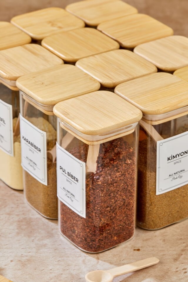 12'li Etiketli 300ml  KARE Bambu Vakum Kapaklı Borosilikat Cam Baharatlık Seti Kaşıklı Etiketli