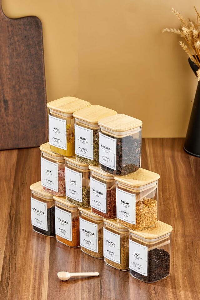 12'li Etiketli 200 ml KARE Bambu Vakum Kapaklı Borosilikat Cam Baharatlık Seti Kaşıklı Etiketli