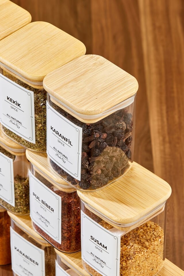 12'li Etiketli 200 ml KARE Bambu Vakum Kapaklı Borosilikat Cam Baharatlık Seti Kaşıklı Etiketli