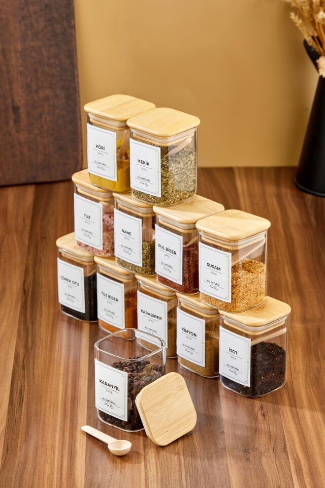 12'li Etiketli 200 ml KARE Bambu Vakum Kapaklı Borosilikat Cam Baharatlık Seti Kaşıklı Etiketli
