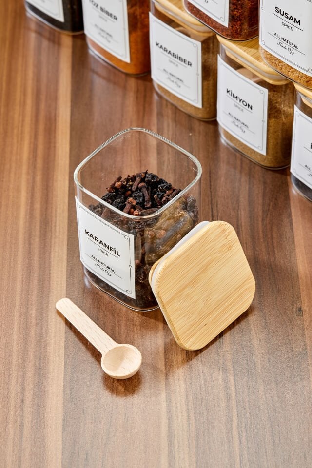 12'li Etiketli 200 ml KARE Bambu Vakum Kapaklı Borosilikat Cam Baharatlık Seti Kaşıklı Etiketli
