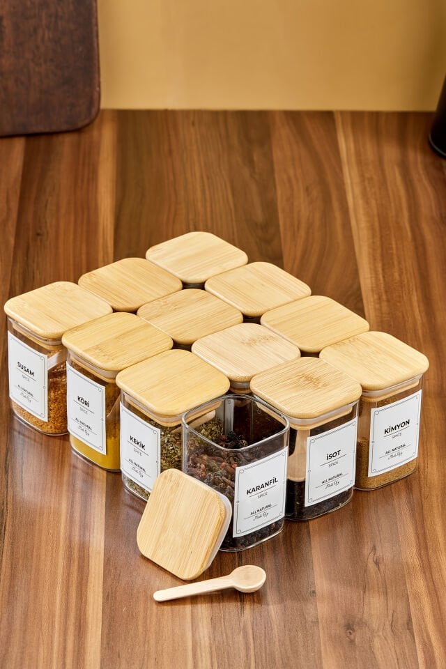 12'li Etiketli 200 ml KARE Bambu Vakum Kapaklı Borosilikat Cam Baharatlık Seti Kaşıklı Etiketli