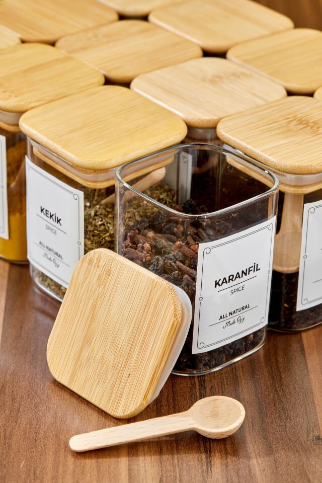 12'li Etiketli 200 ml KARE Bambu Vakum Kapaklı Borosilikat Cam Baharatlık Seti Kaşıklı Etiketli