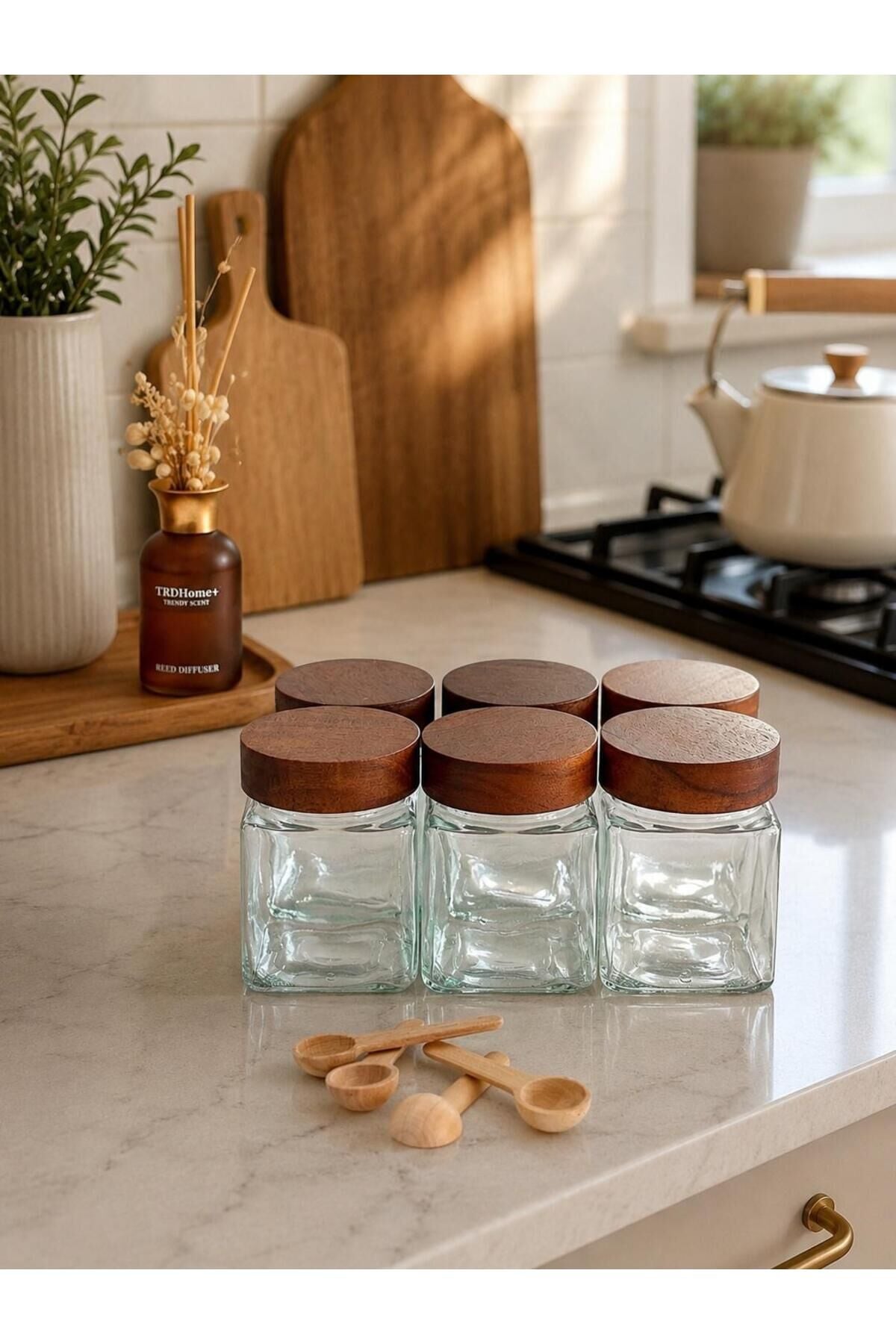 Etiketli Akasya Kapaklı 300 ml 6 Adet Kavanoz Ve 6 Adet Mini Baharat Kaşığı - 12 Parça Baharat Seti