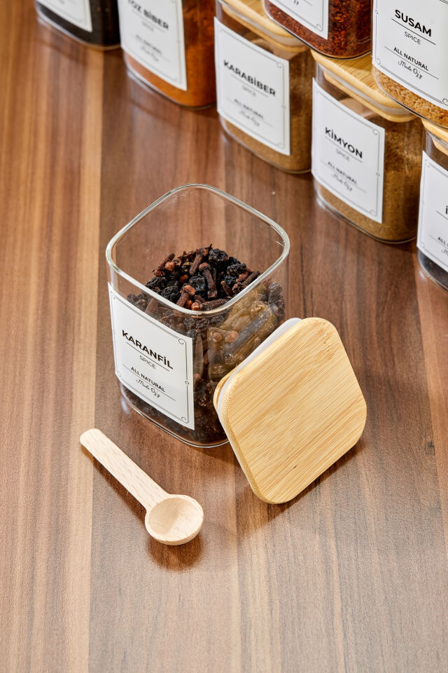 12'li Etiketli 200 ml KARE Bambu Vakum Kapaklı Borosilikat Cam Baharatlık Seti Kaşıklı Etiketli
